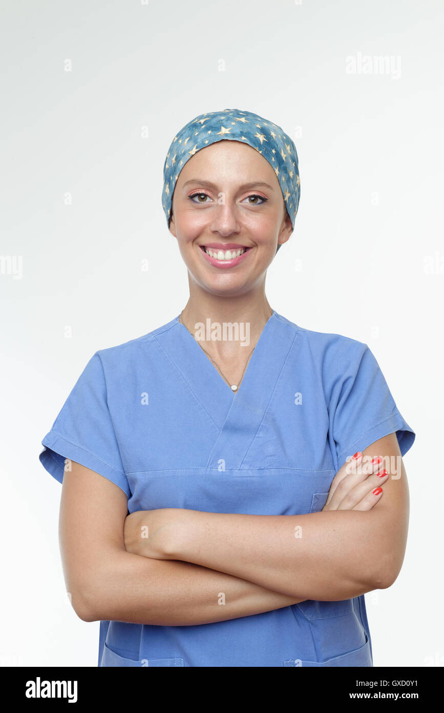 Surgeon with arms crossed looking at camera smiling Banque D'Images