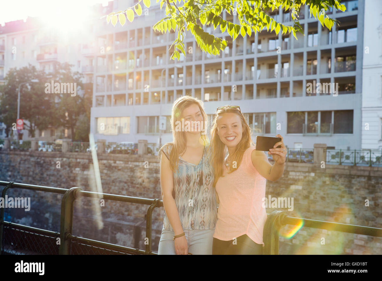 Deux femelles adultes de prendre des amis en selfies smartphone city, Vienne, Autriche Banque D'Images