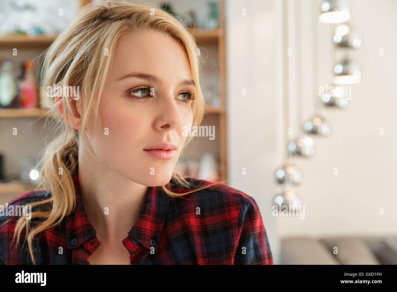 Portrait of blond woman looking away Banque D'Images