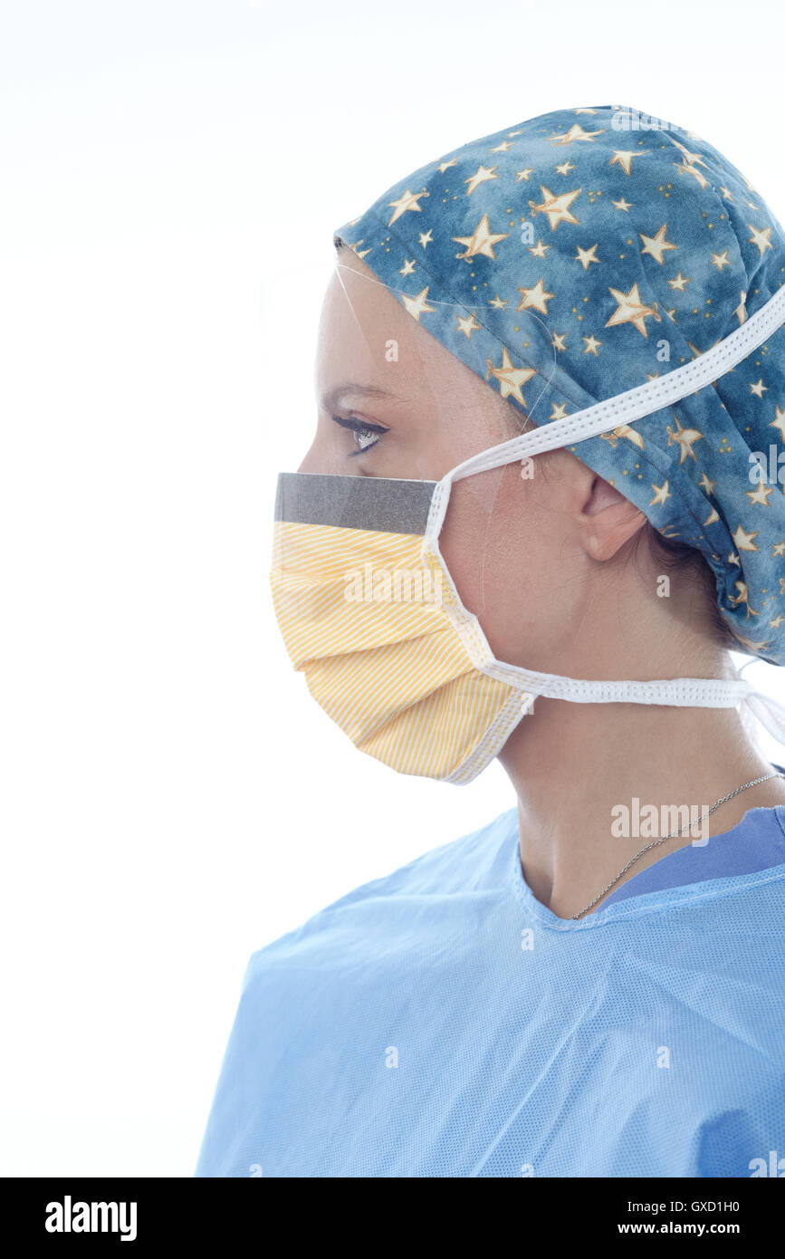 Le port de chirurgien surgical cap et masque à la voiture Banque D'Images