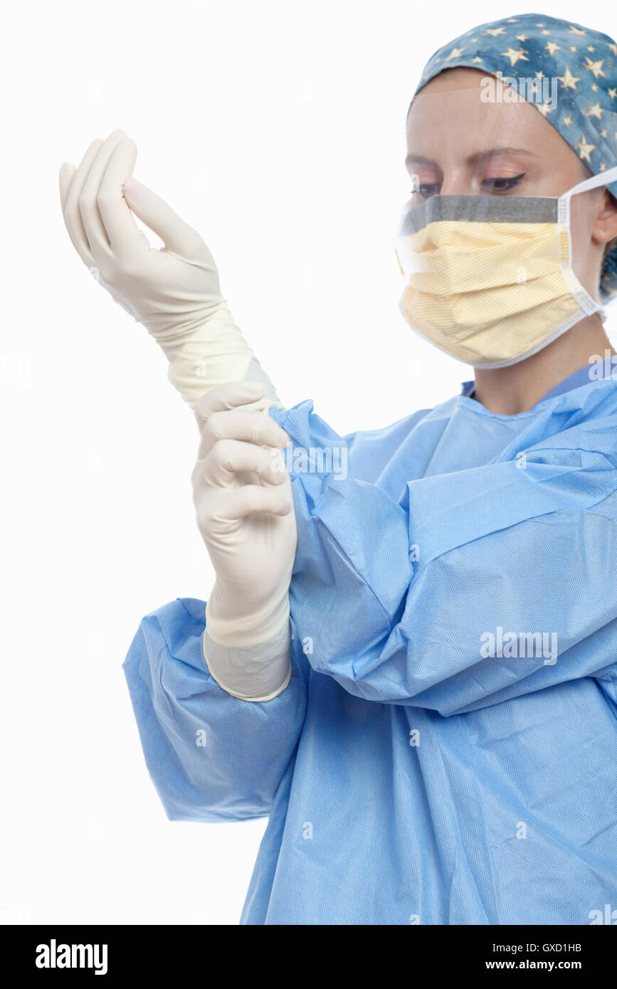 Le port de masque chirurgical chirurgien de mettre des gants en latex Photo  Stock - Alamy