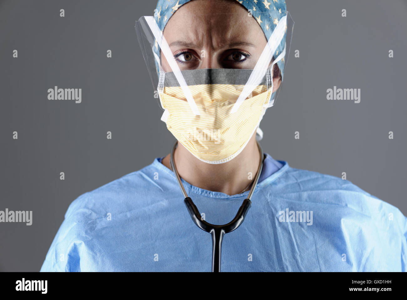 Le port de protection oculaire chirurgicale chirurgien et masque de visage looking at camera Banque D'Images