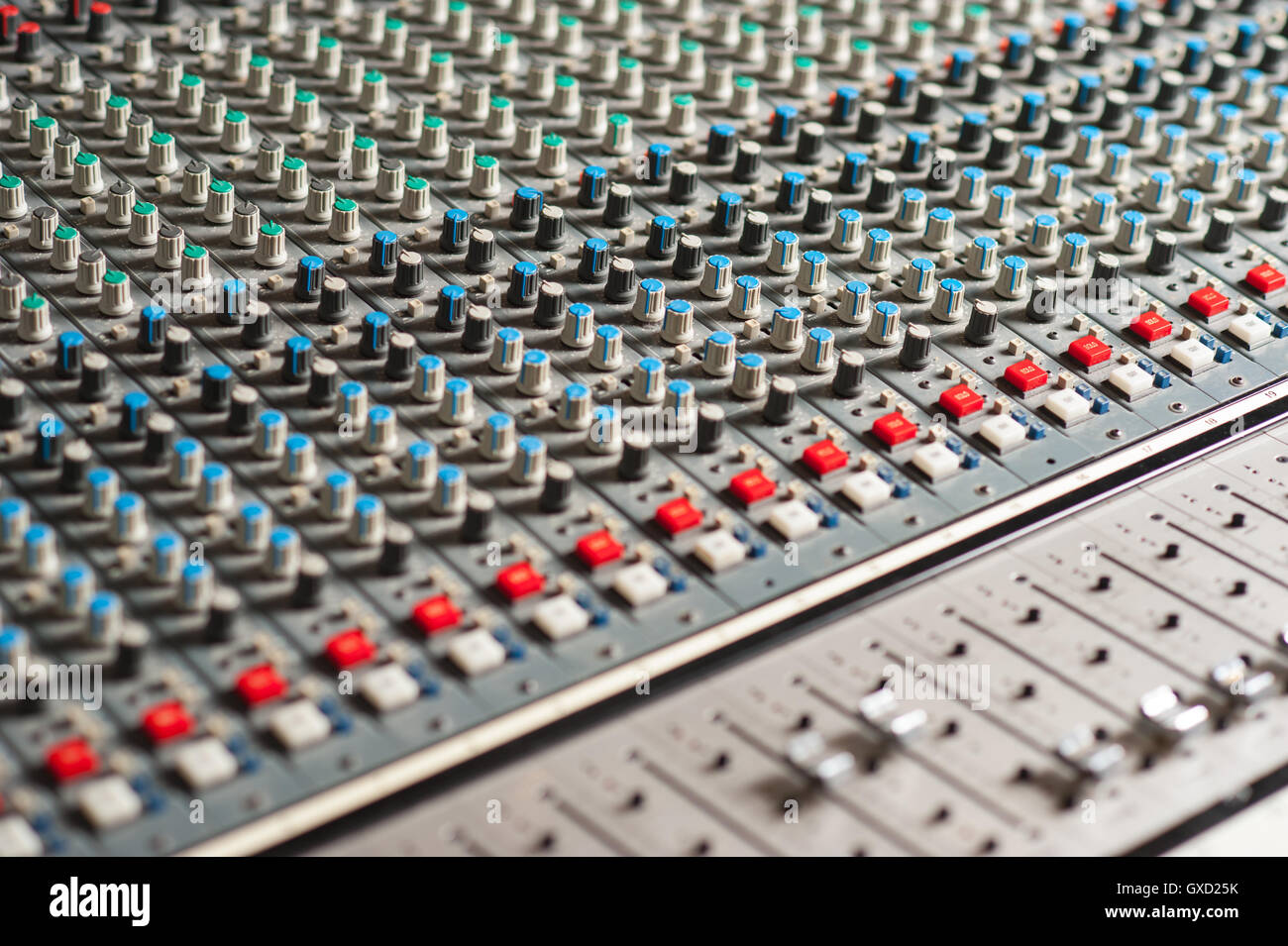 Console de mixage audio, photo gros plan. Banque D'Images