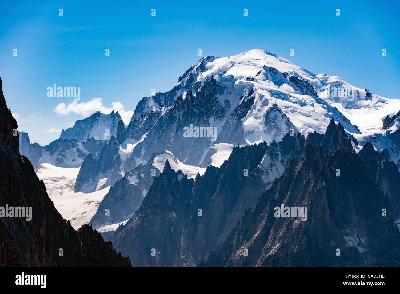 Le Mont Blanc, le plus haut d'Europe, s'élevant au-dessus de l'Aiguilles de Chamonix Banque D'Images