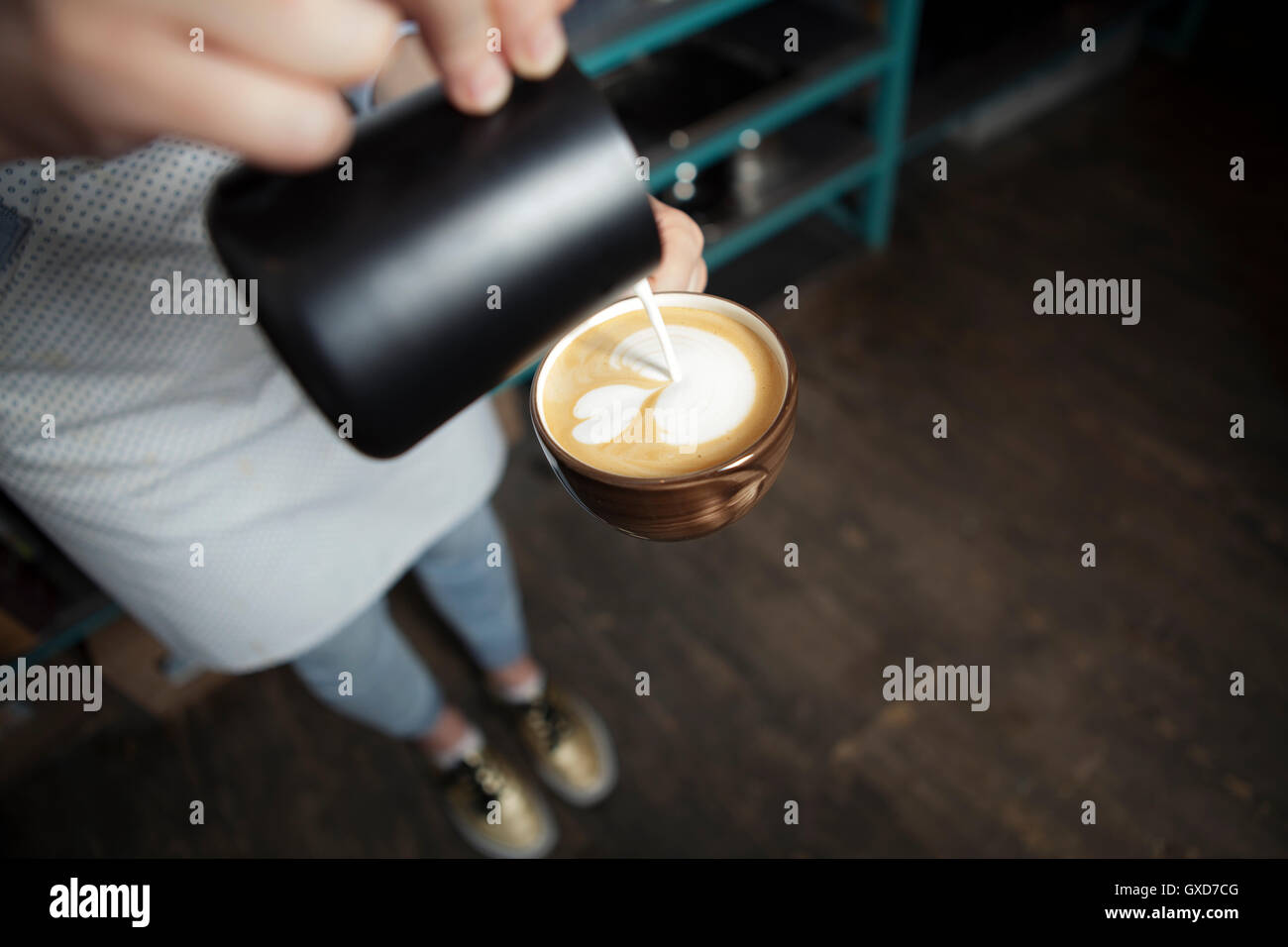 Comment faire de l'art par l'accent barista latte dans du lait et du café Banque D'Images