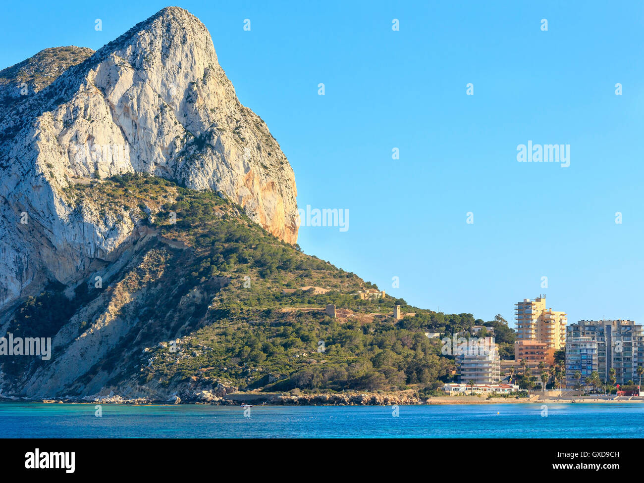 La ville de Calpe Costa Blanca au littoral d'été (Valencia), Espagne. Les gens sur la plage sont méconnaissables. Banque D'Images