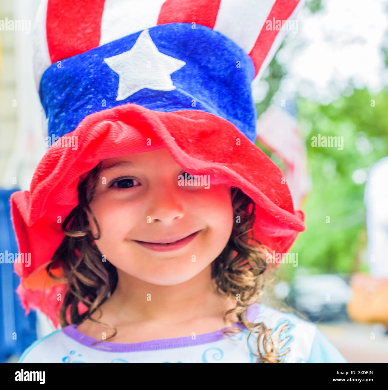 Portrait of cute girl stars and stripes hat le jour de l'indépendance Banque D'Images