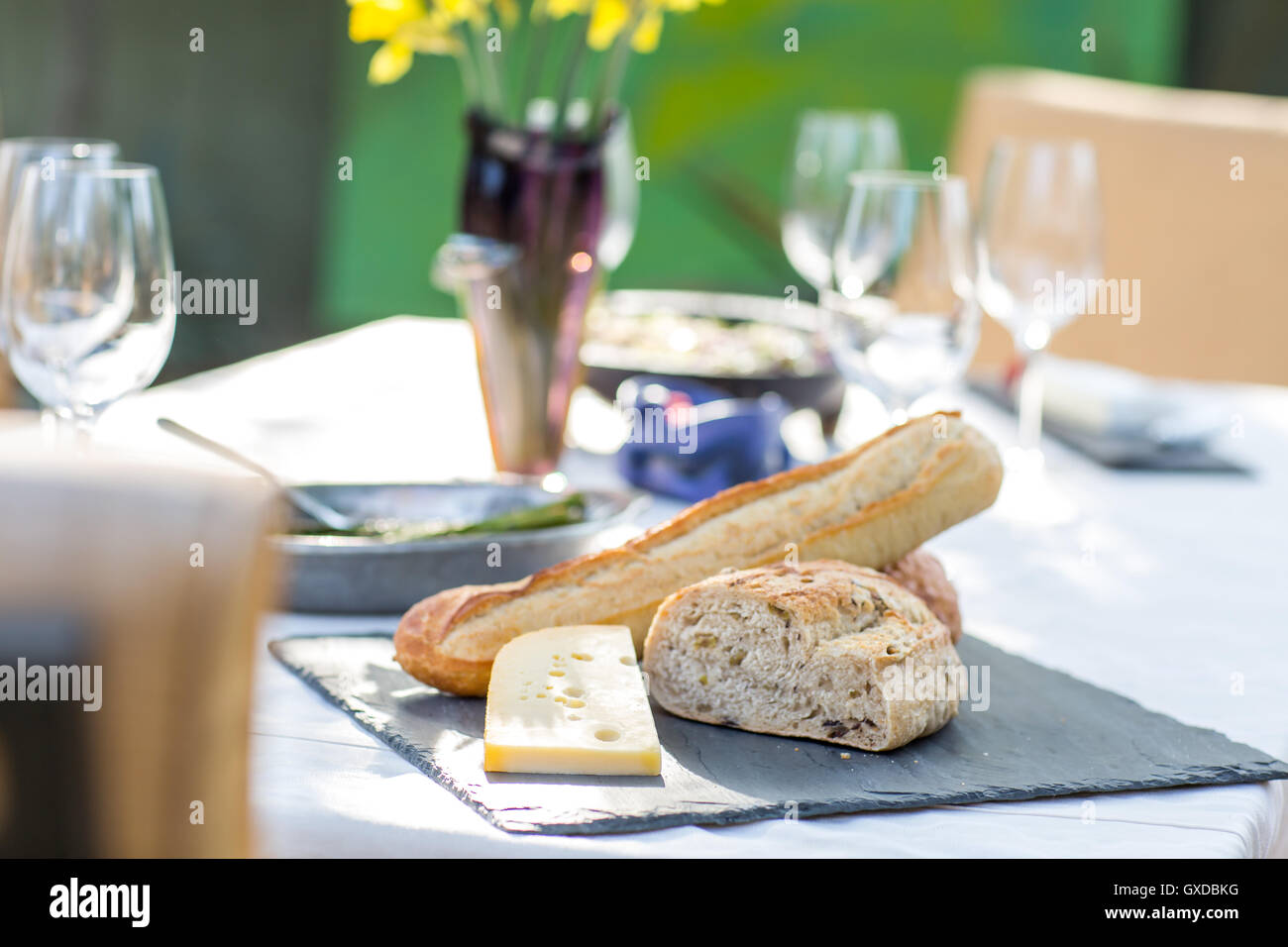 Partie table de jardin avec plateau de fromages et du pain Banque D'Images