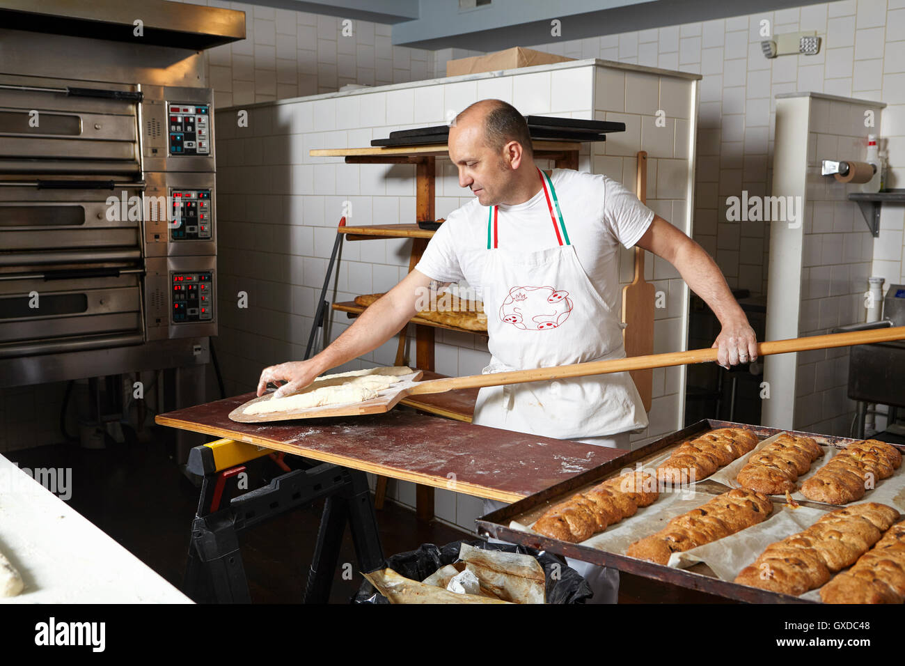 Baker working in bakery Banque D'Images