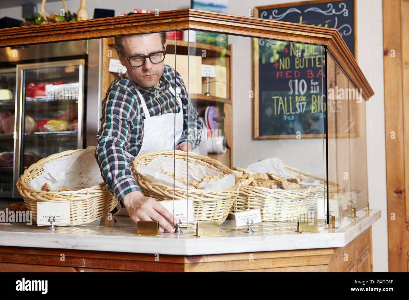 Travailleur masculin en boulangerie, prix billet en cabinet de réglage Banque D'Images