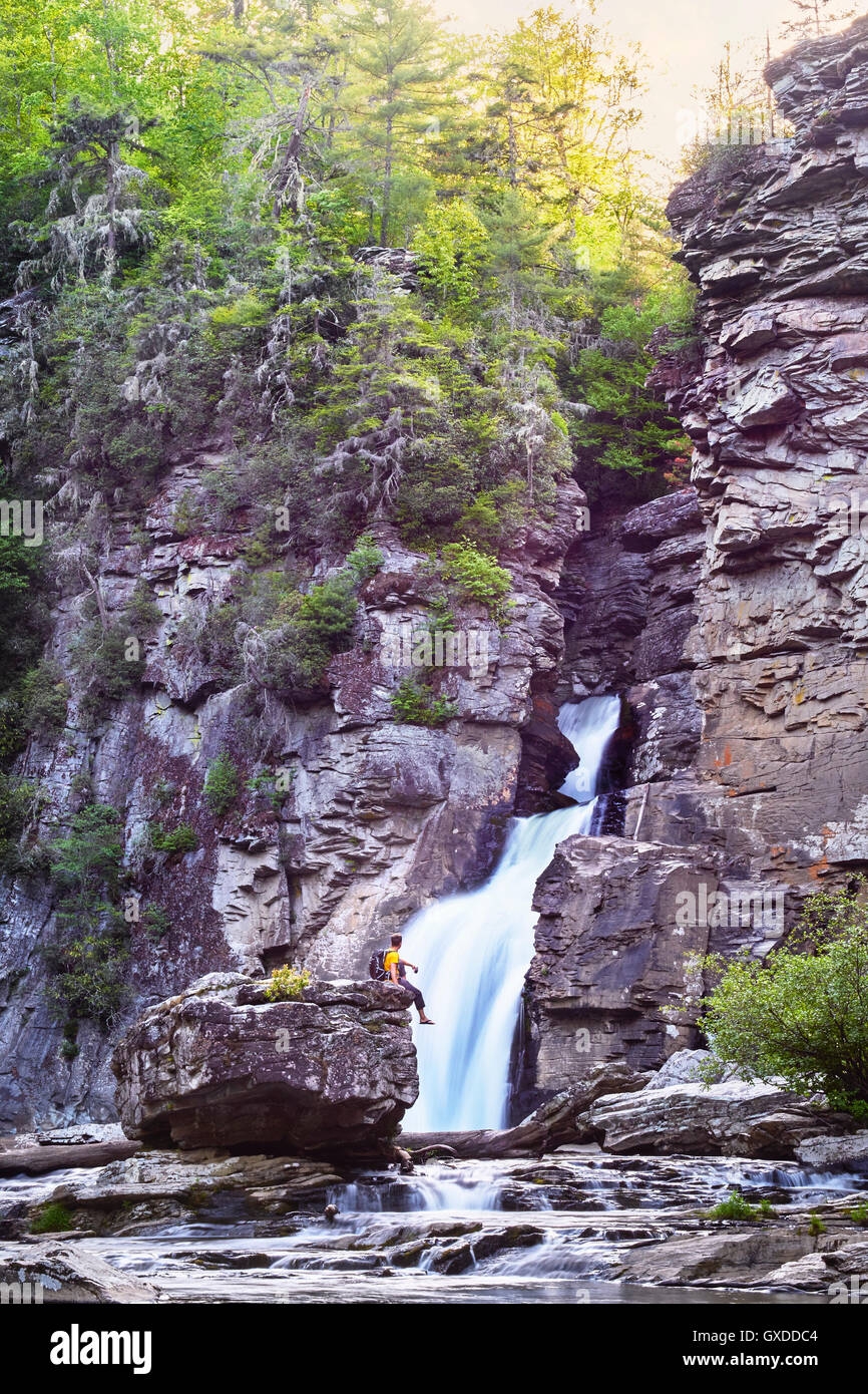 Randonneur regardant linville falls, Blue Ridge Parkway, North Carolina, USA Banque D'Images