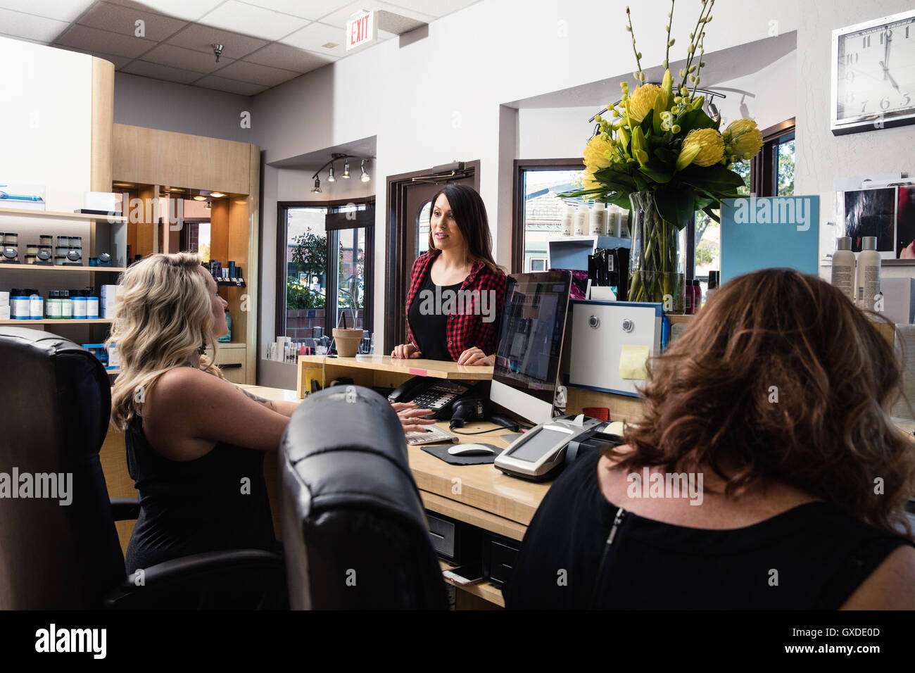 Réceptionniste assistant à au client dans un salon de coiffure Banque D'Images