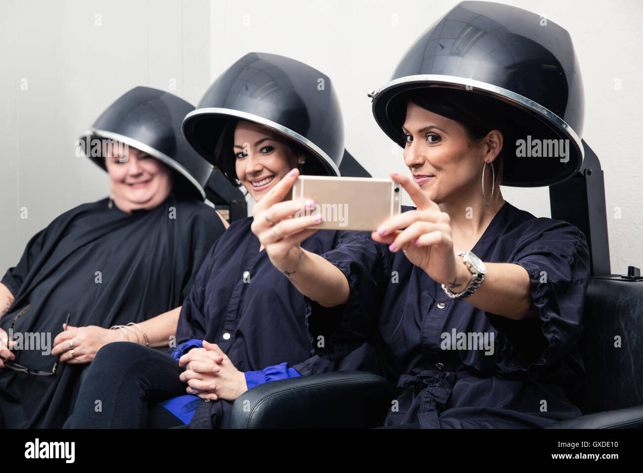 Les clients qui optent pour le cadre d'un sèche-cheveux selfies Banque D'Images