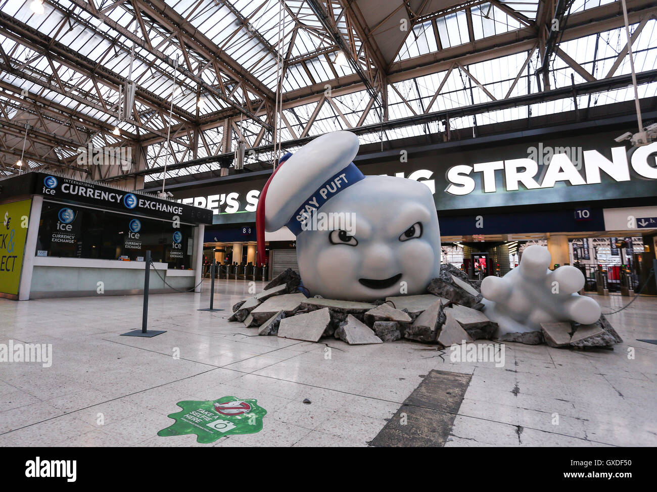 Bibendum Chamallow dans le grand hall de la gare de Waterloo au cours de l'heure de pointe du matin pour l'ouverture du nouveau film mettant en vedette : Ghostbusters Bibendum Chamallow Où : Londres, Royaume-Uni : 11 Juil 2016 Quand Banque D'Images