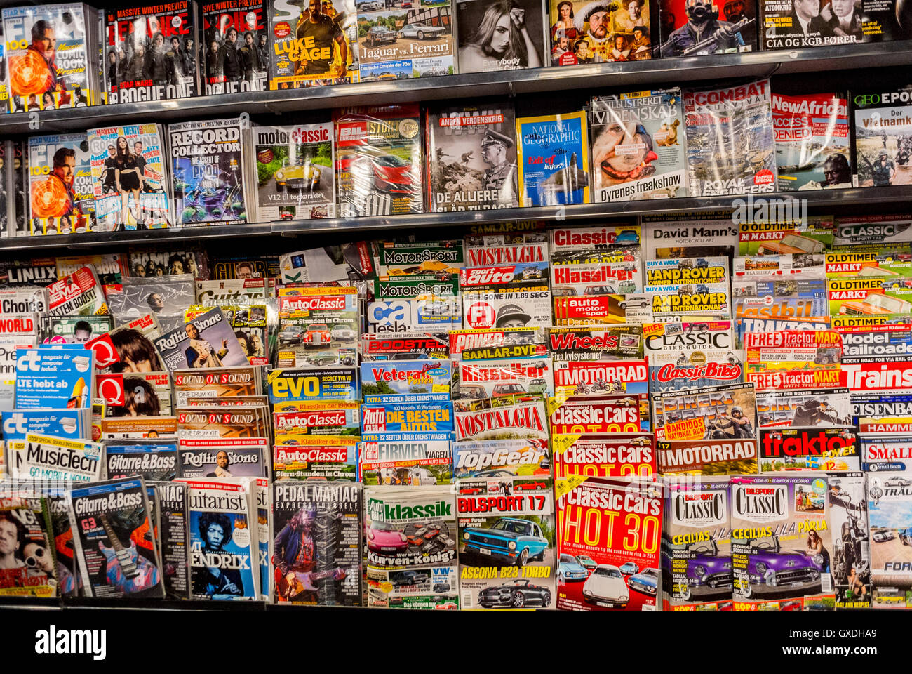 Copenhague, Danemark, intérieur, Magazine danois et kiosque à journaux à l'aéroport de Copenhague, étagères, couvertures exposées Banque D'Images