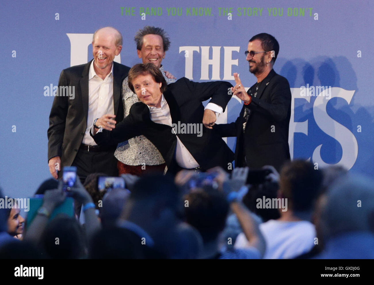 (De gauche à droite) Directeur Ron Howard, producteur Brian Grazer, Sir Paul McCartney et Ringo Starr sur scène lors de la première de The Beatles : 8 jours par semaine - les années de tournées à l'Odeon Leicester Square à Londres. Banque D'Images