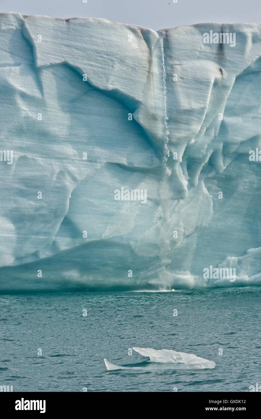 L'eau se déverse de la face du glacier Brasvellbreen sur Nordaustlandet. L'archipel de Svalbard, Norvège. Banque D'Images