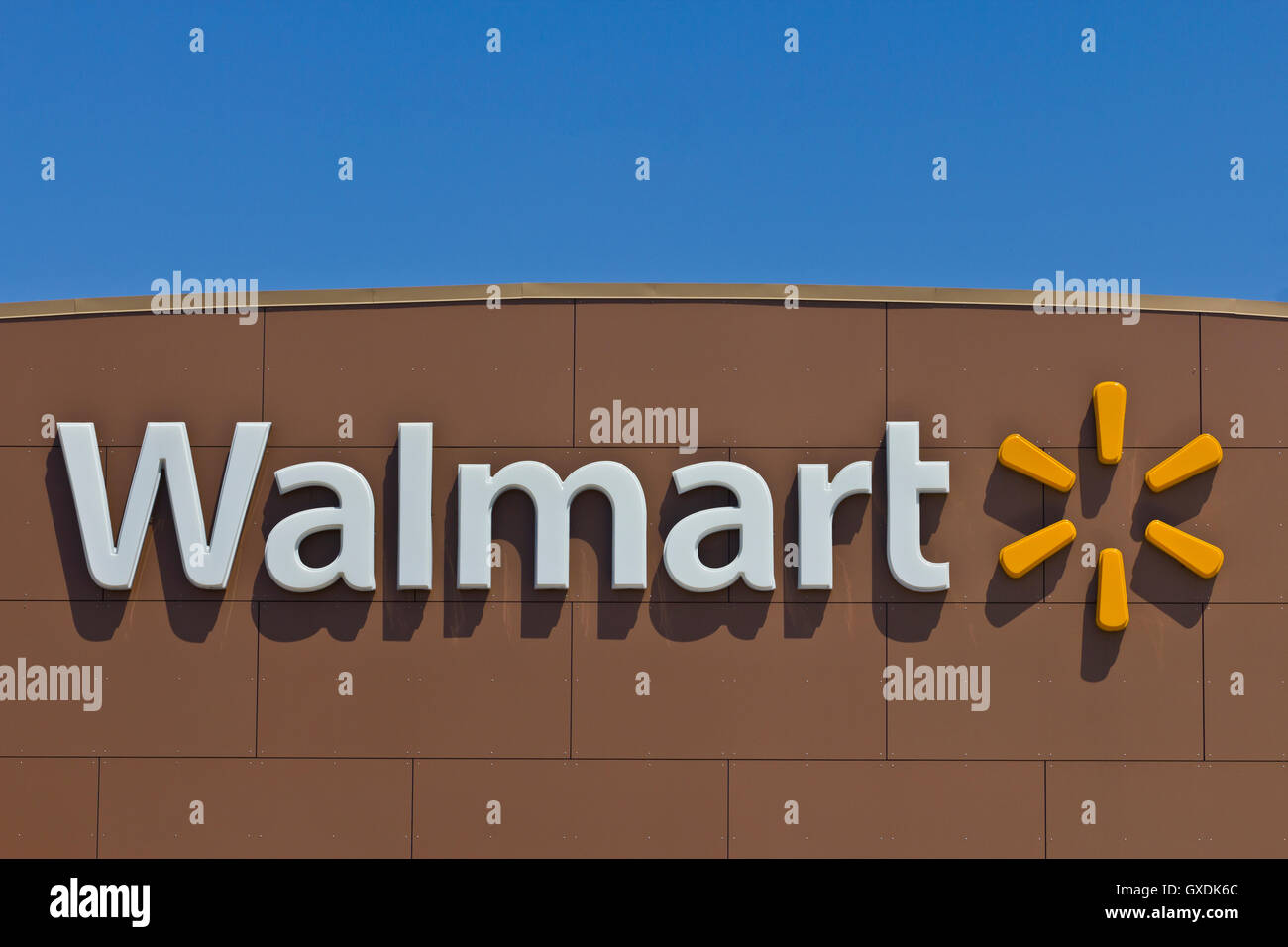 Indianapolis - Circa Mars 2016 : Walmart Emplacement de vente au détail. Walmart est une multinationale américaine Société Détail IV Banque D'Images