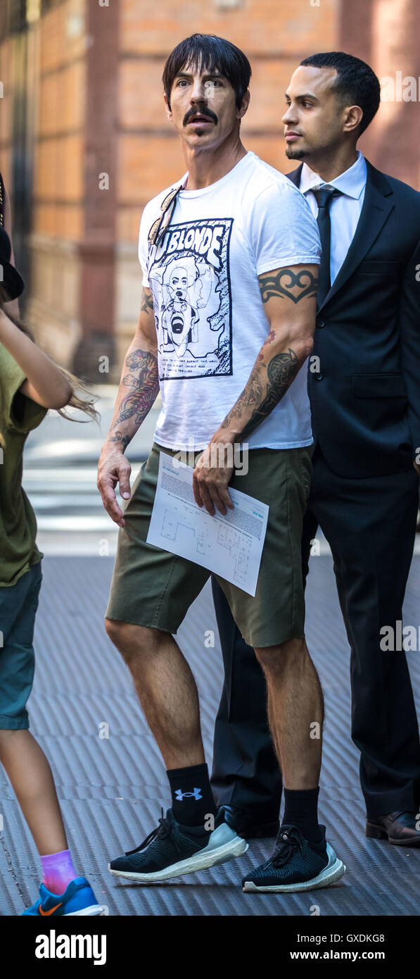 Anthony Kiedis va vacances shopping avec son fils Everly Bear Kiedis dans SoHo avec : Anthony Kiedis Où : New York City, New York, United States Quand : 12 Oct 2016 Banque D'Images