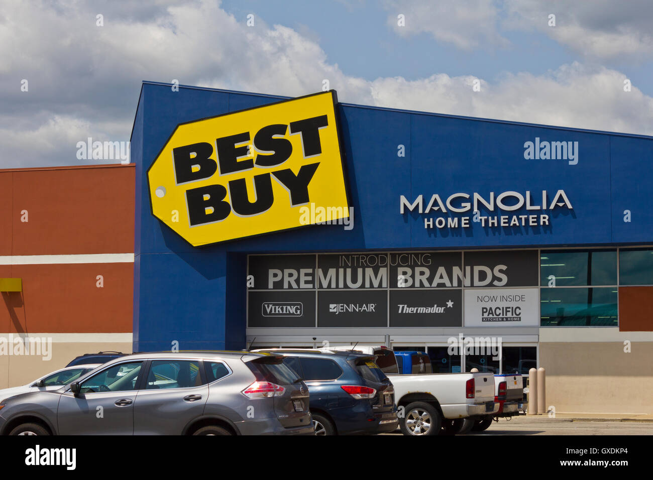 Indianapolis - Circa Mai 2016 : Best Buy Emplacement de vente au détail II Banque D'Images