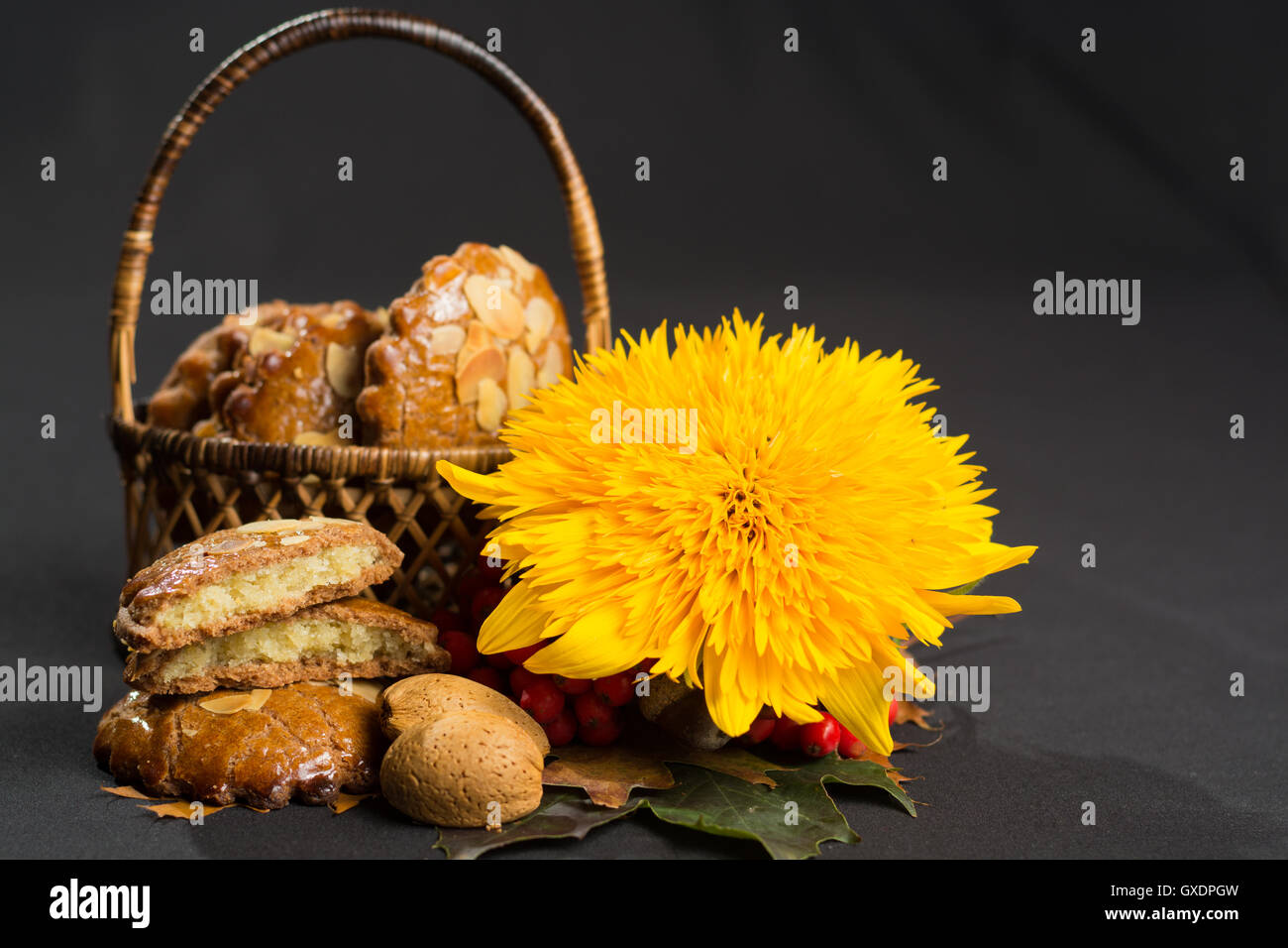 Néerlandais typique rempli d'amandes biscuits épicés sur fond sombre et de couleur d'automne Banque D'Images