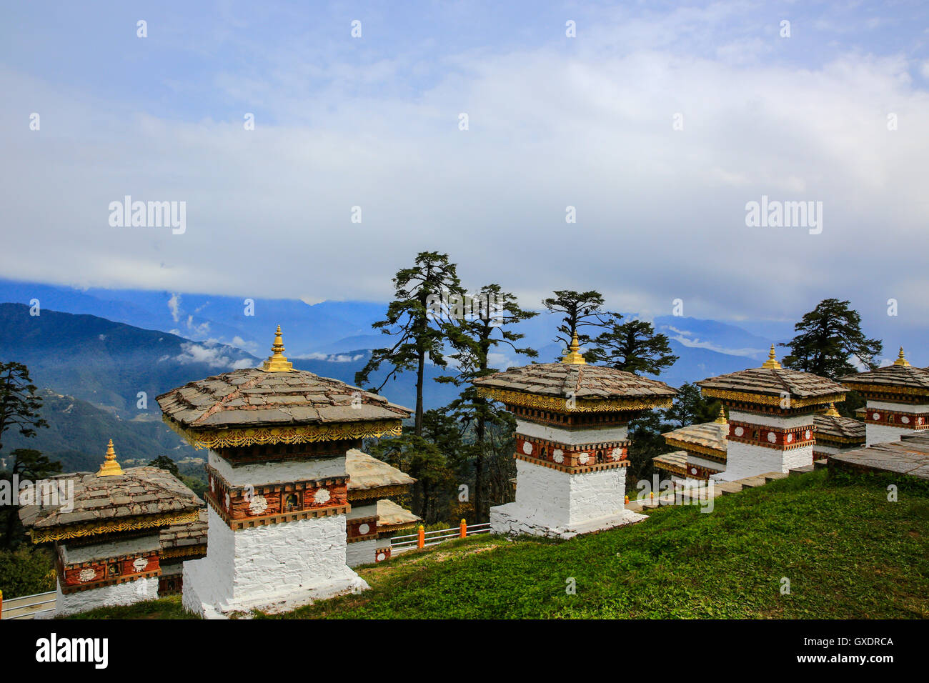 Avis de Dochula Pass, sur la route de Thimphu à Punaka, donnant sur l'Himalaya, est une concentration de 108 chortens (stupas) Banque D'Images