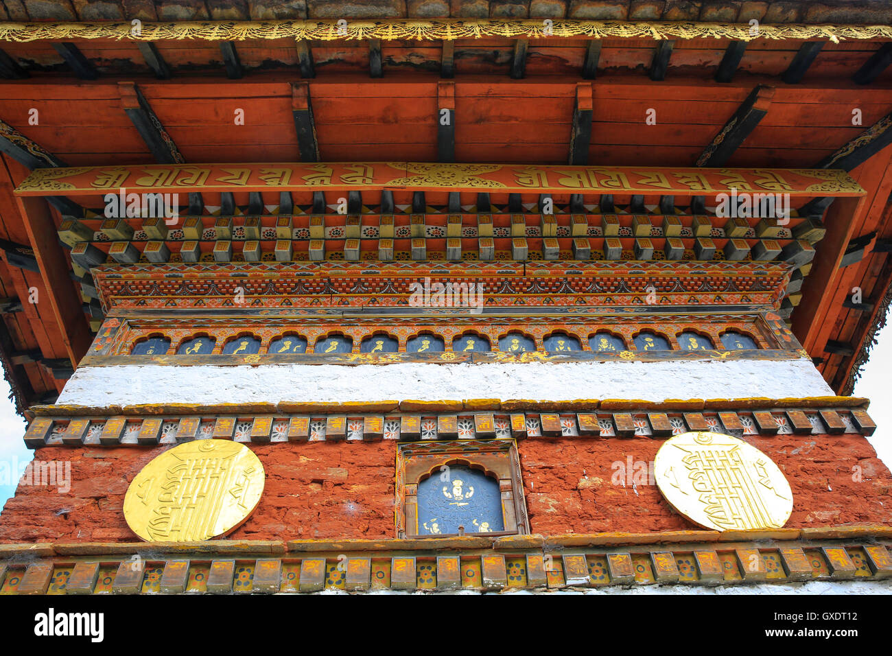 Chortens décoratif ou stupas de Dochula Pass. Bhoutan Banque D'Images