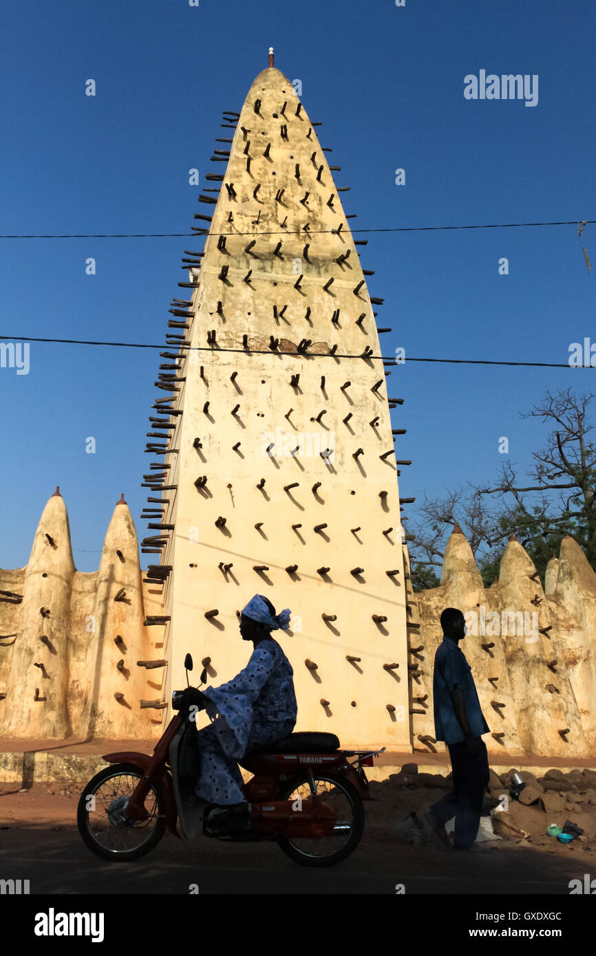 Grande mosquée construite en brique de boue située à Bobo-Dioulasso, Burkina Faso. Banque D'Images