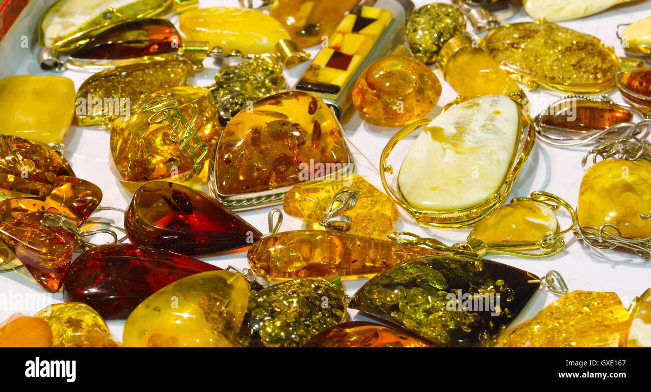 Accessoires traditionnels faits à la main (pendentifs) a fait de l'ambre (succinite) sur le shopboard préparé pour la vente. Banque D'Images