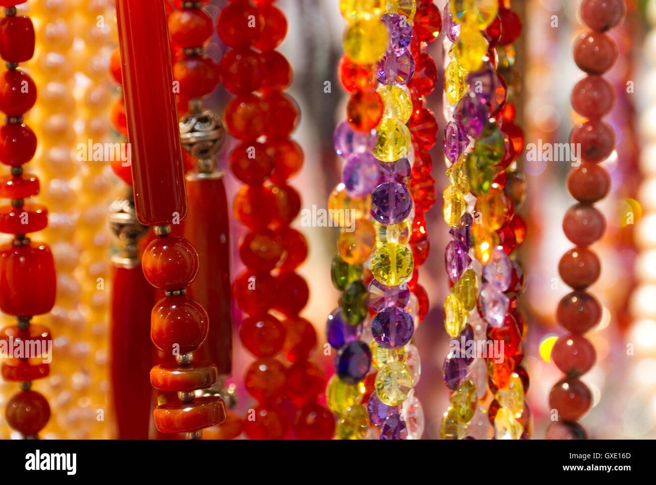 Des accessoires (colliers, perles) faite de pierres précieuses sur le shopboard rédigé à vendre au marché aux puces. Banque D'Images