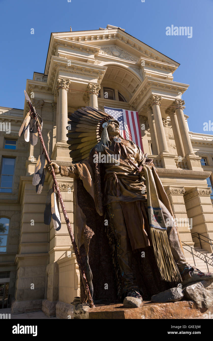 Statue de chef de la tribu shoshone Washakie au Wyoming State Capitol Building à Cheyenne, Wyoming. Chef Washakie était un célèbre guerrier amérindien et joué un rôle déterminant dans l'établissement de la paix entre les Indiens et les colons dans le Wyoming. Banque D'Images