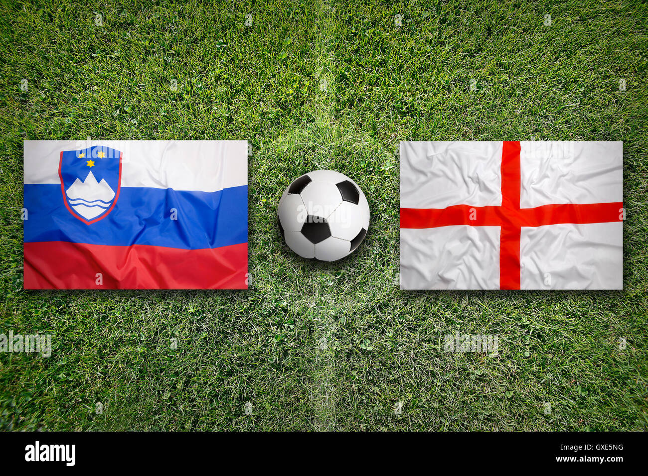 La Slovénie et l'Angleterre les drapeaux sur un terrain de soccer vert Banque D'Images
