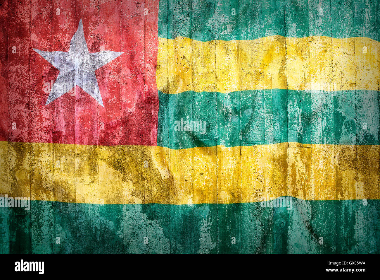 Grunge style du Togo drapeau sur un mur de brique pour le fond Banque D'Images