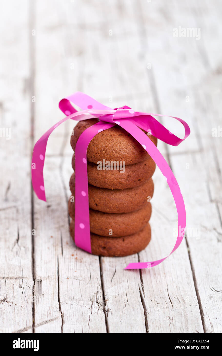 Les cookies au chocolat attaché avec du ruban rose Banque D'Images