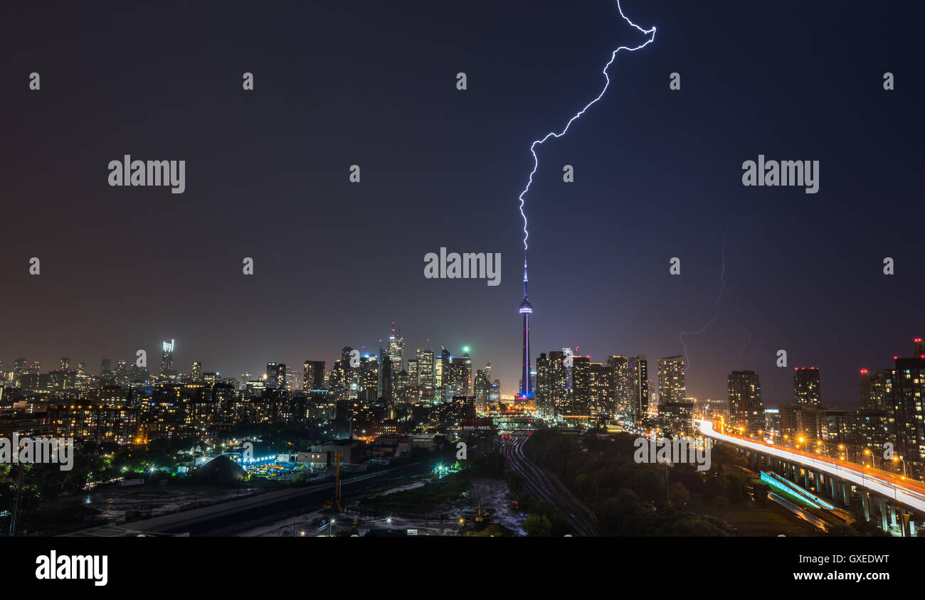 Éclair frappe plus puissante Ville de Toronto dans un solide, chaud, humide et orage. Nuit en août, Toronto Canada. Banque D'Images