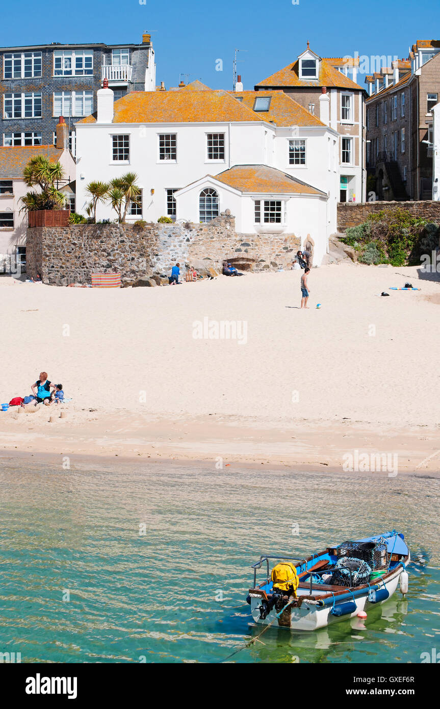 La petite plage de sable au port de St Ives, Cornwall, UK Banque D'Images