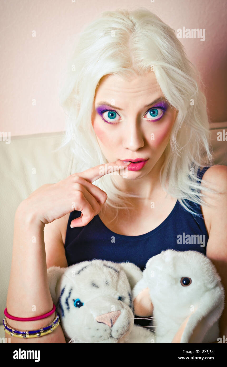 Closeup portrait of cute blonde fille avec lapin et tiger toys Banque D'Images
