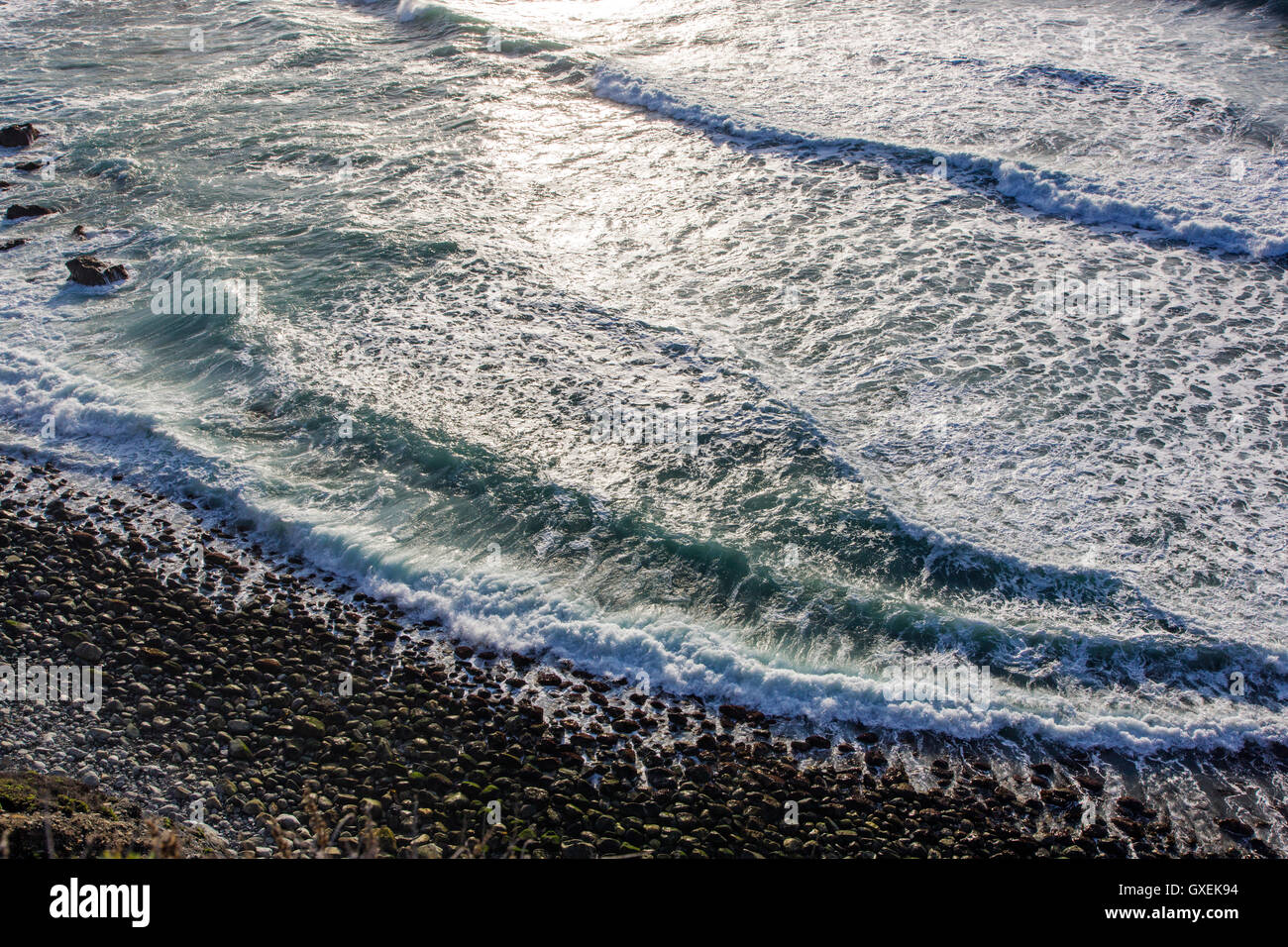 Close up de vagues se brisant sur la plage de rochers à proximité de l'Autoroute, Parc d'état de Limekiln Rt 1, entre Gorda & Lucie, California, USA Banque D'Images