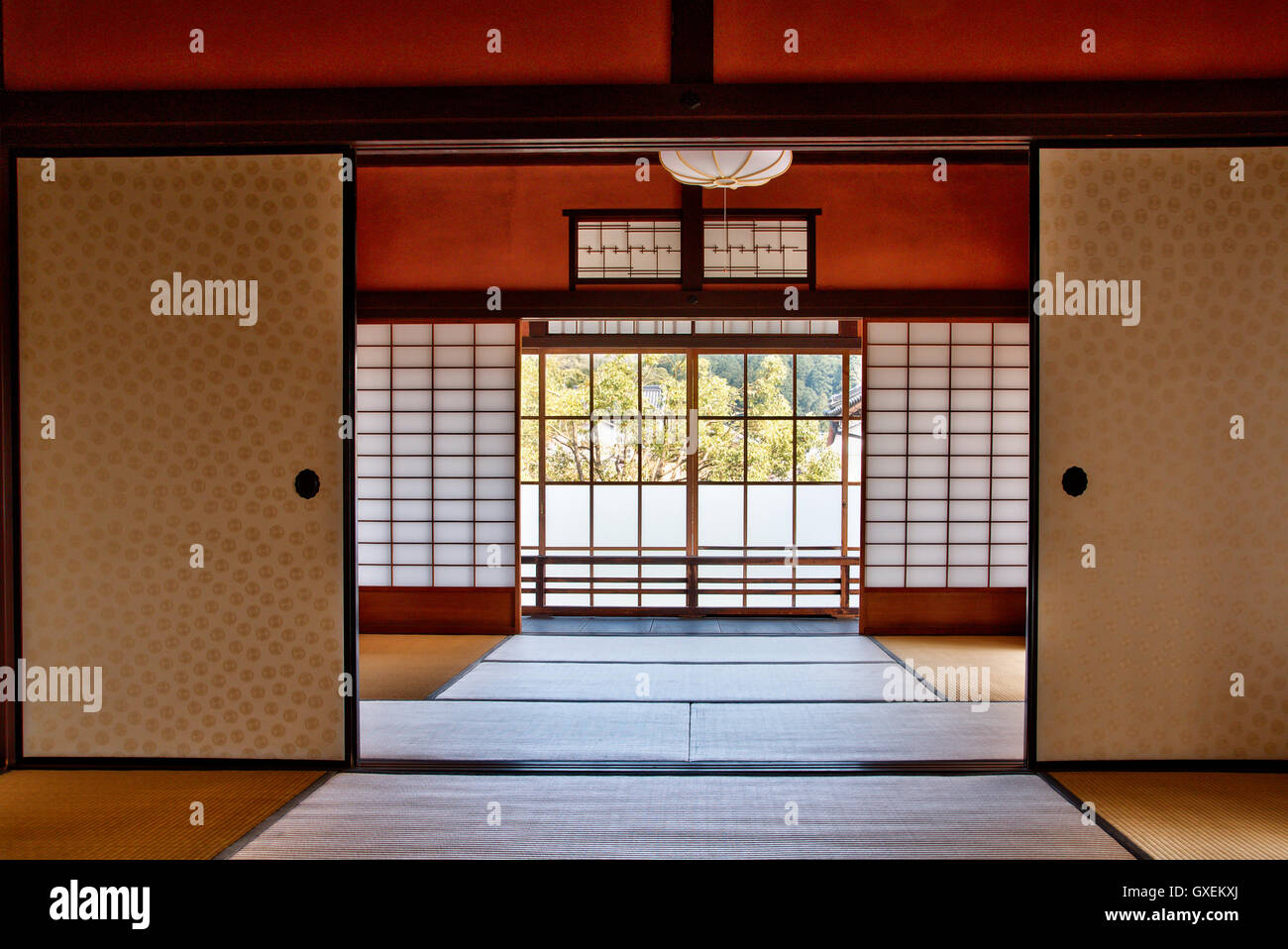 Le Japon, Izushi. Le musée historique Ashigaru Shiryokan Izushi, de l'intérieur. Grande salle d'époque Meiji ouverture sur un autre, puis, avec obturateur fenêtre donnant sur jardin. Banque D'Images