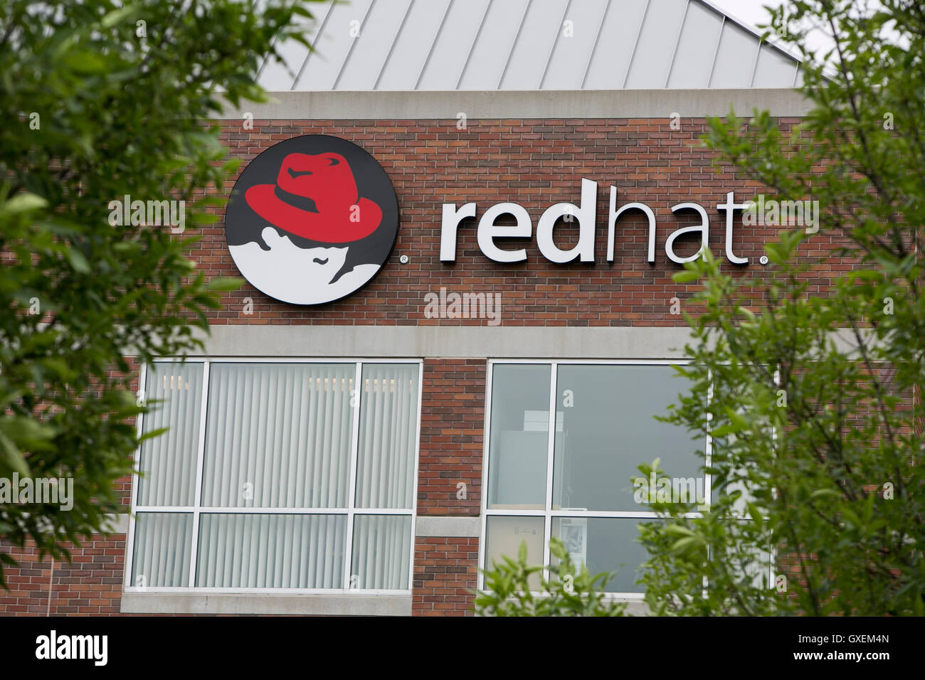 Un logo affiche à l'extérieur d'un établissement occupé par Red Hat Software à Westford, Massachusetts le 13 août 2016. Banque D'Images