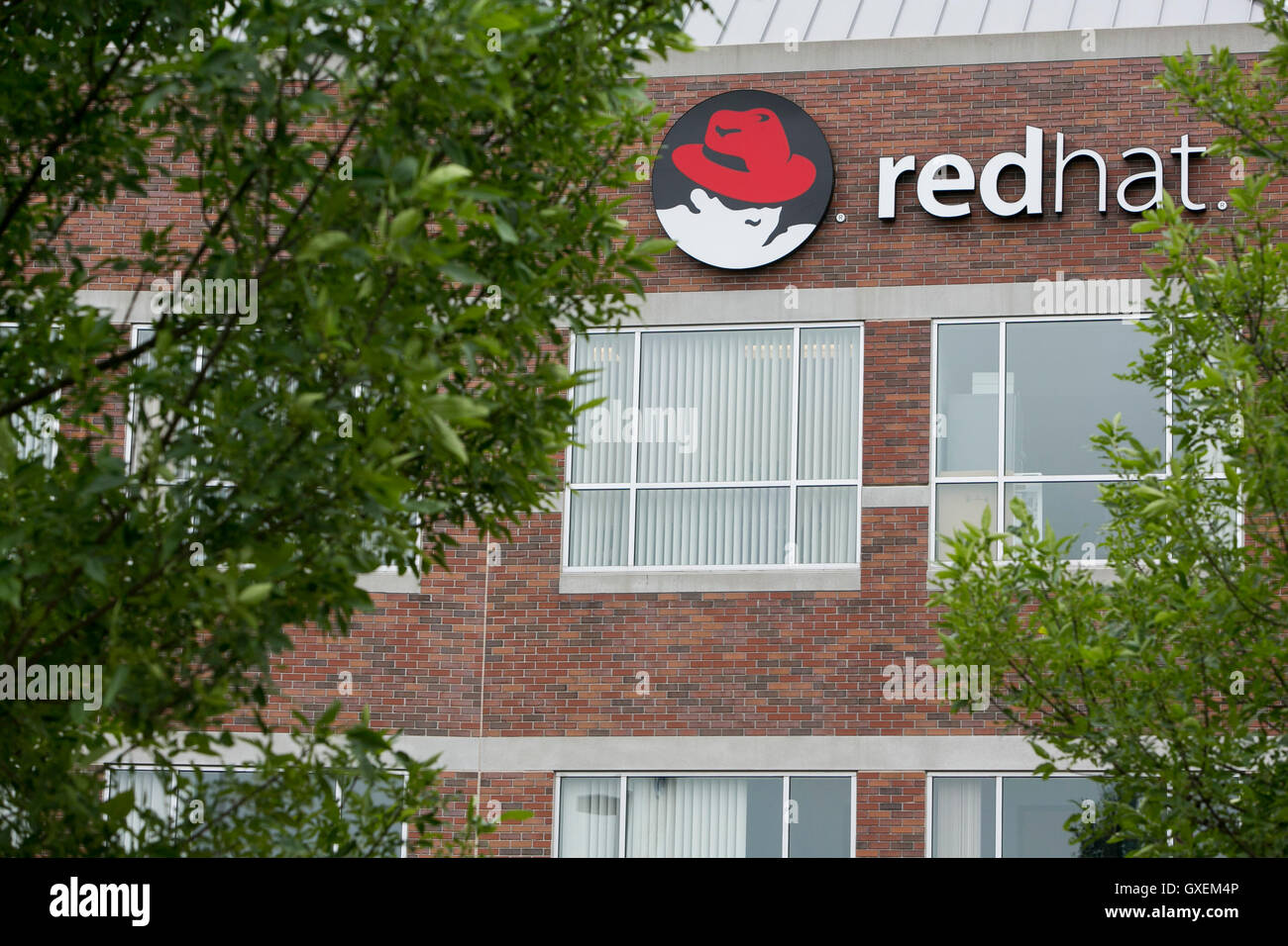 Un logo affiche à l'extérieur d'un établissement occupé par Red Hat Software à Westford, Massachusetts le 13 août 2016. Banque D'Images