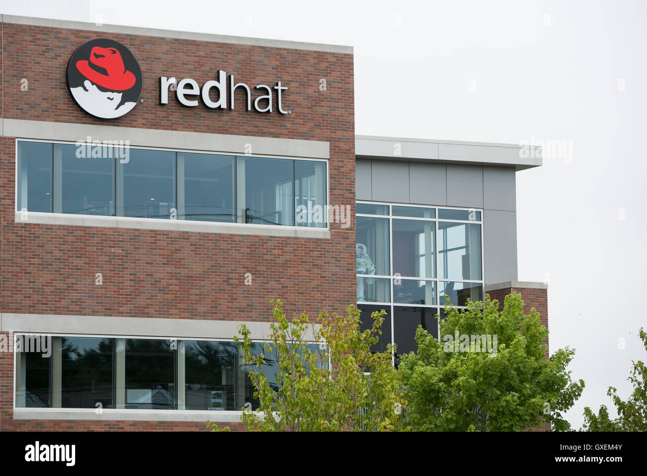 Un logo affiche à l'extérieur d'un établissement occupé par Red Hat Software à Westford, Massachusetts le 13 août 2016. Banque D'Images