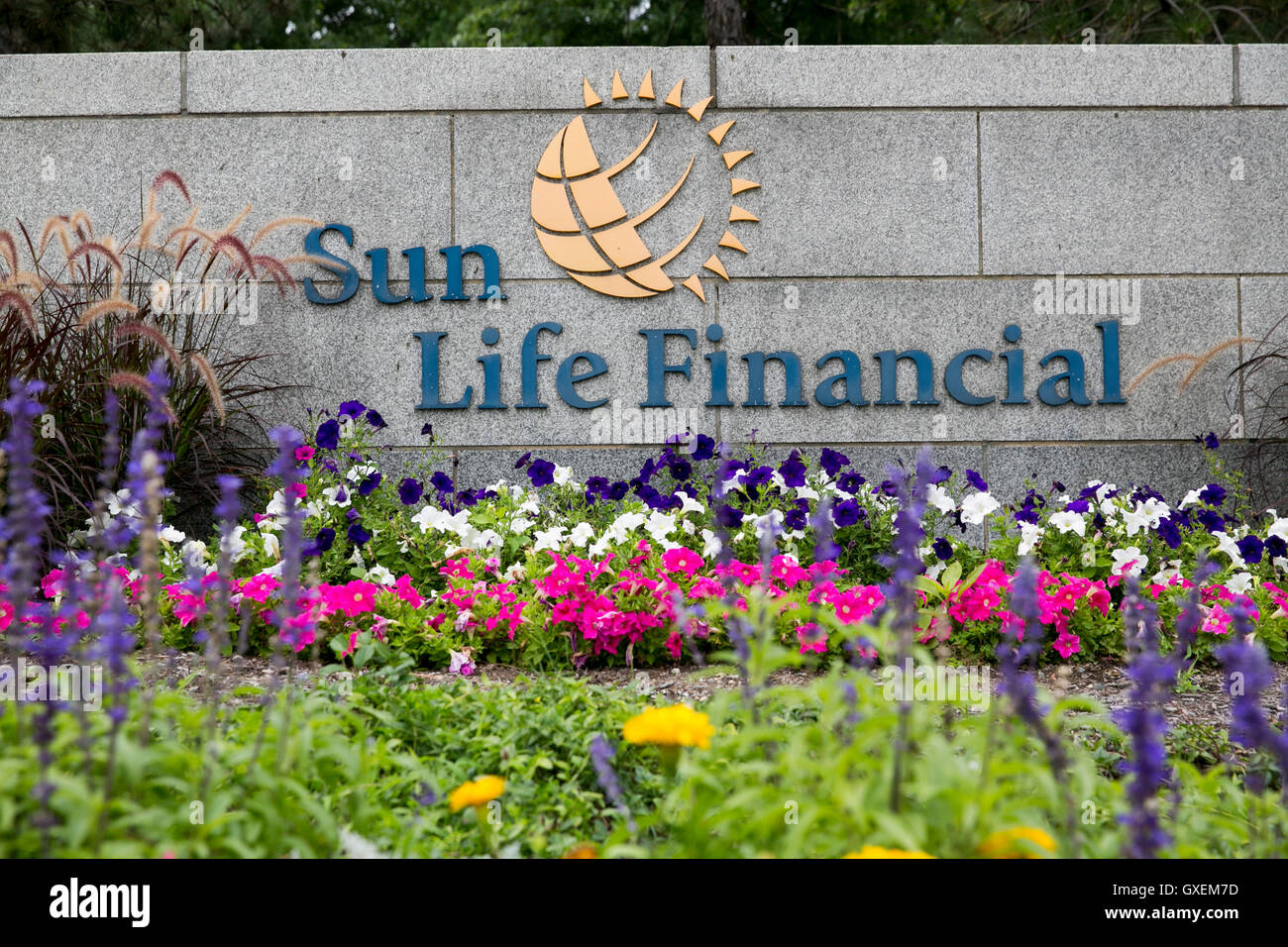 Un logo affiche à l'extérieur d'un établissement occupé par la Financière Sun Life, Inc., dans la région de Wellesley, Massachusetts le 13 août 2016. Banque D'Images