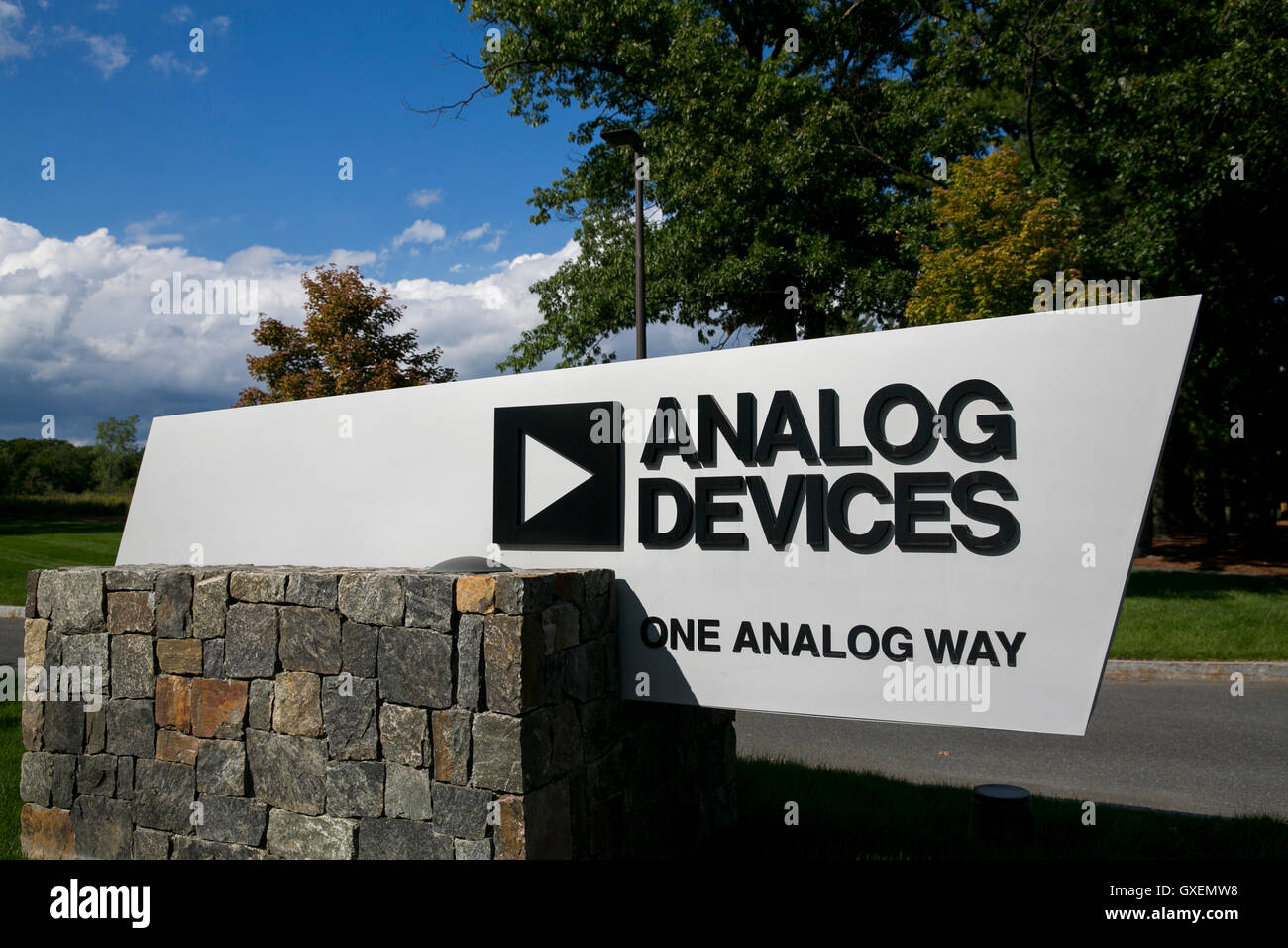 Un logo affiche à l'extérieur du siège de l'Analog Devices, Inc., dans la région de Norwood, Massachusetts le 14 août 2016. Banque D'Images