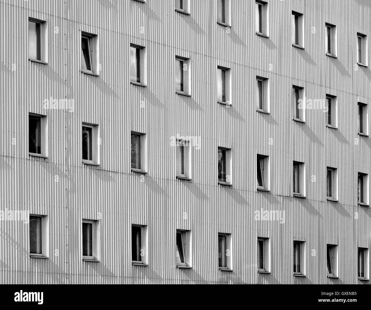 L'architecture moderne résumé fond géométrique : la façade de l'immeuble avec panneaux aluminium comme une voie d'évitement et le nombre de fenêtres. Banque D'Images