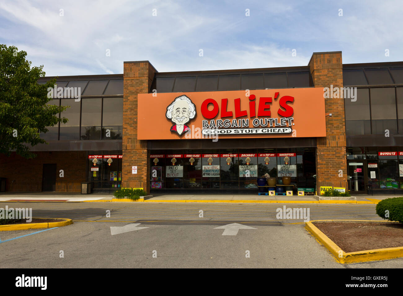 Indianapolis - Circa Juin 2016 : Sortie d'alléchants d'Ollie. Ollie's offre une vaste gamme de marchandises Closeout J Banque D'Images