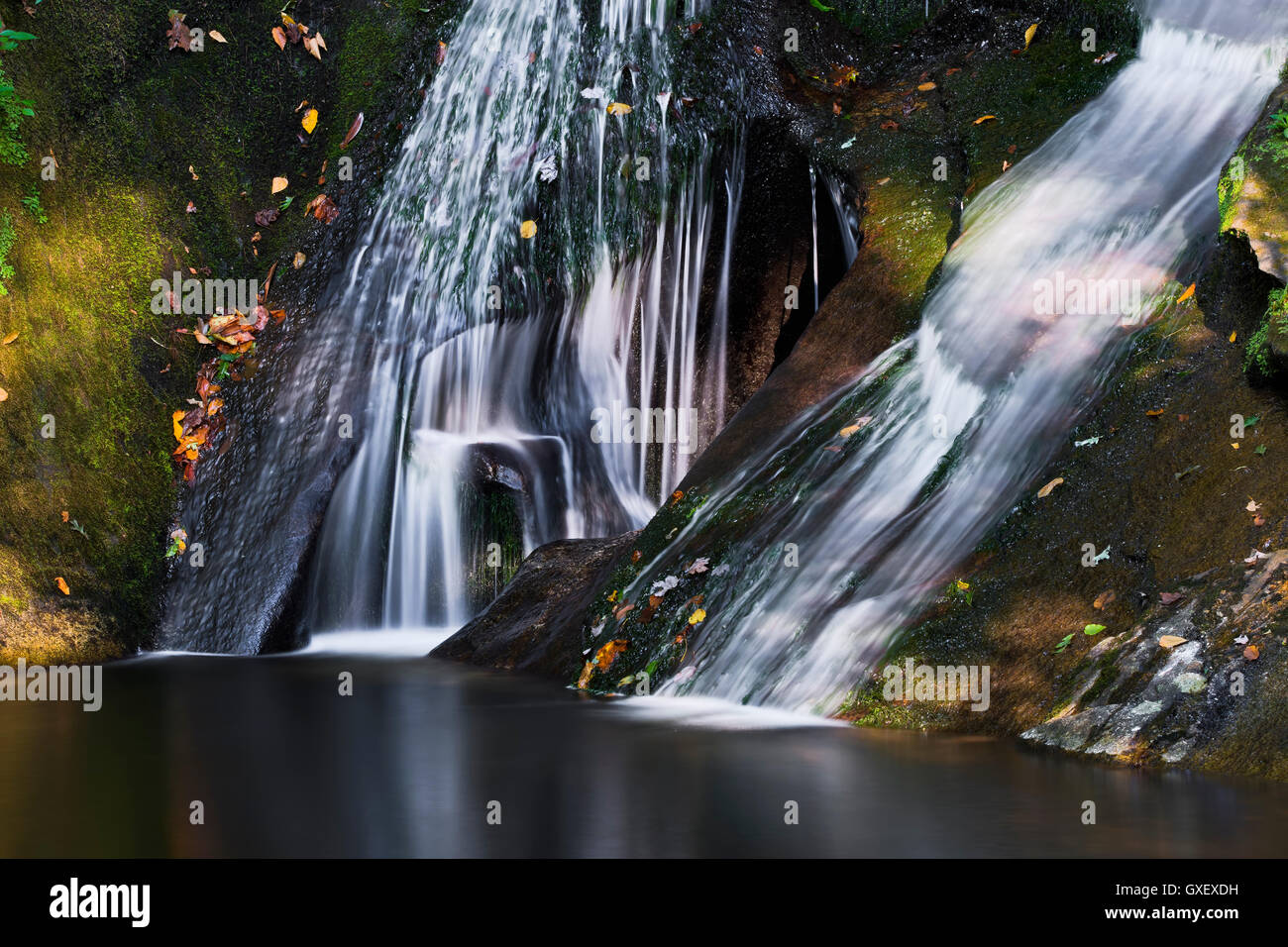 Les veuves Creek Falls à Stone Mountain State Park. Roaring Gap La Caroline du Nord. L'intérieur de la cascade pittoresque state park. Banque D'Images