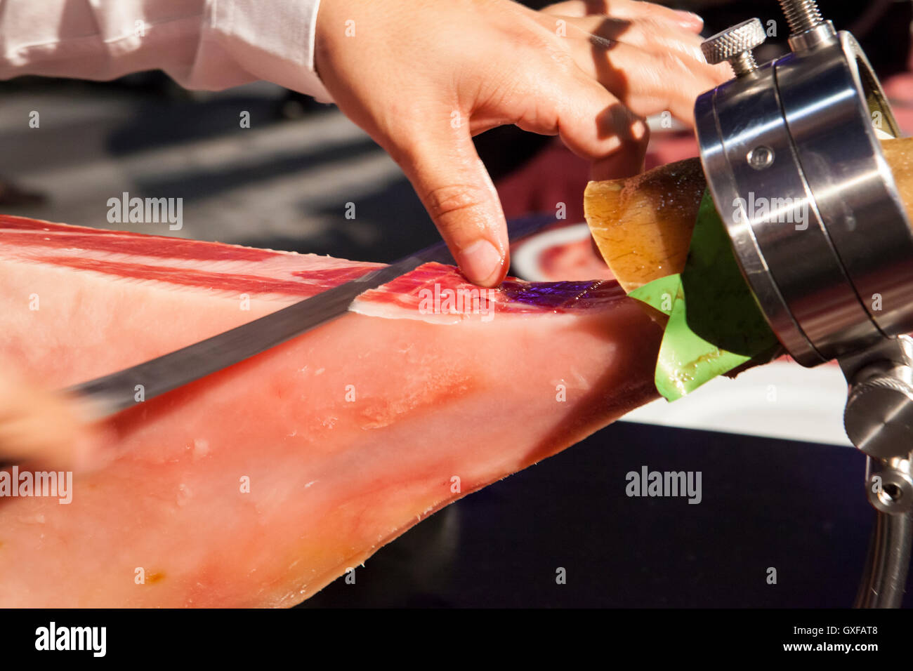 Tranche-maître est titulaire de la tranche de jambon ibérique pendant qu'il est coupant Banque D'Images