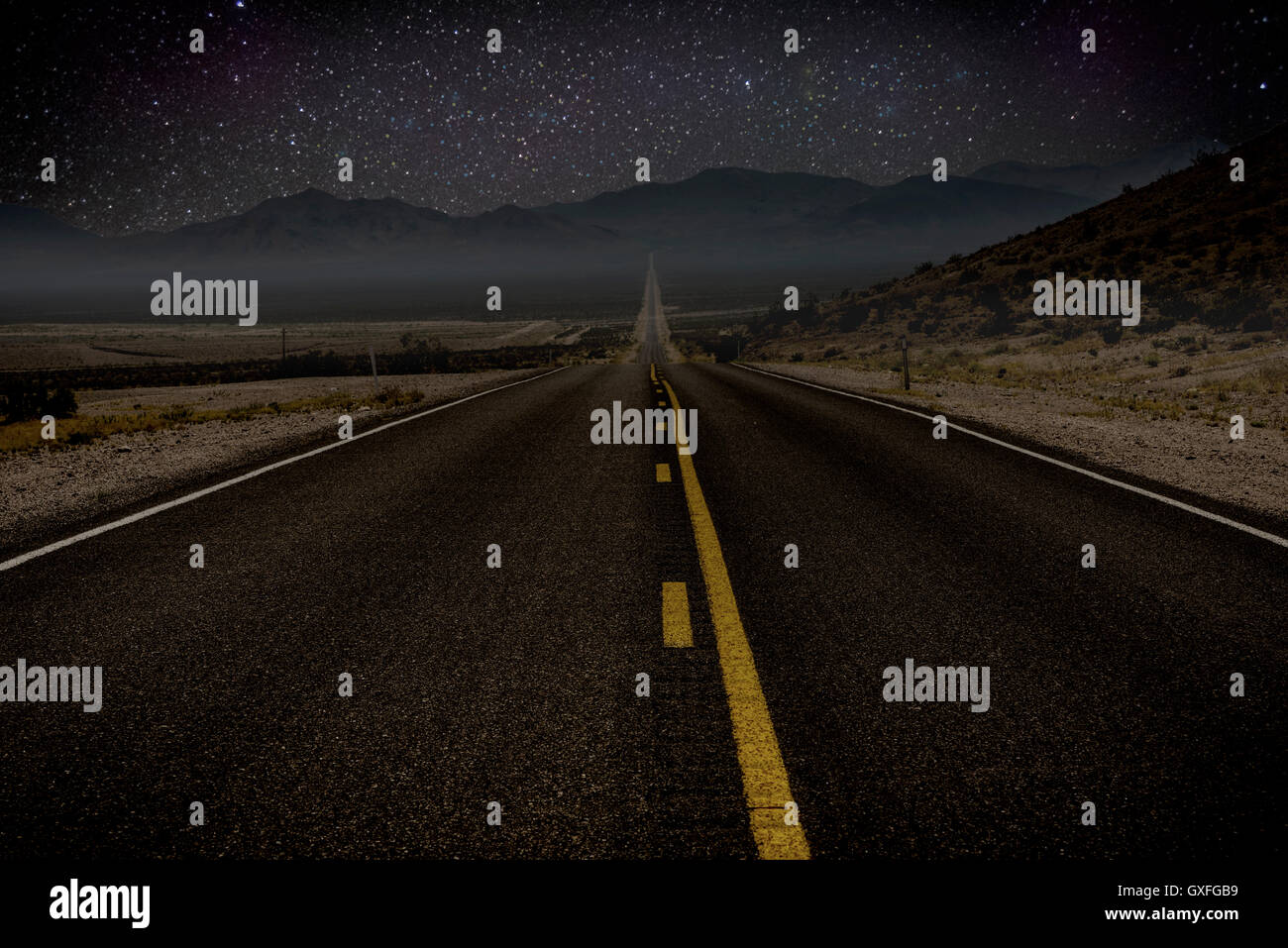 Paysage de la longue route à Death Valley National Park for business concept objectif Banque D'Images