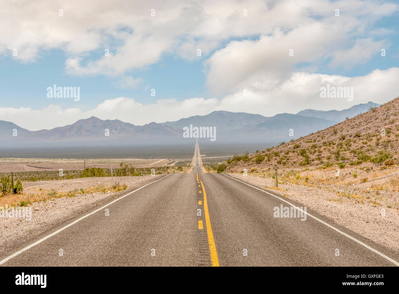 Paysage de la longue route à Death Valley National Park for business concept objectif Banque D'Images